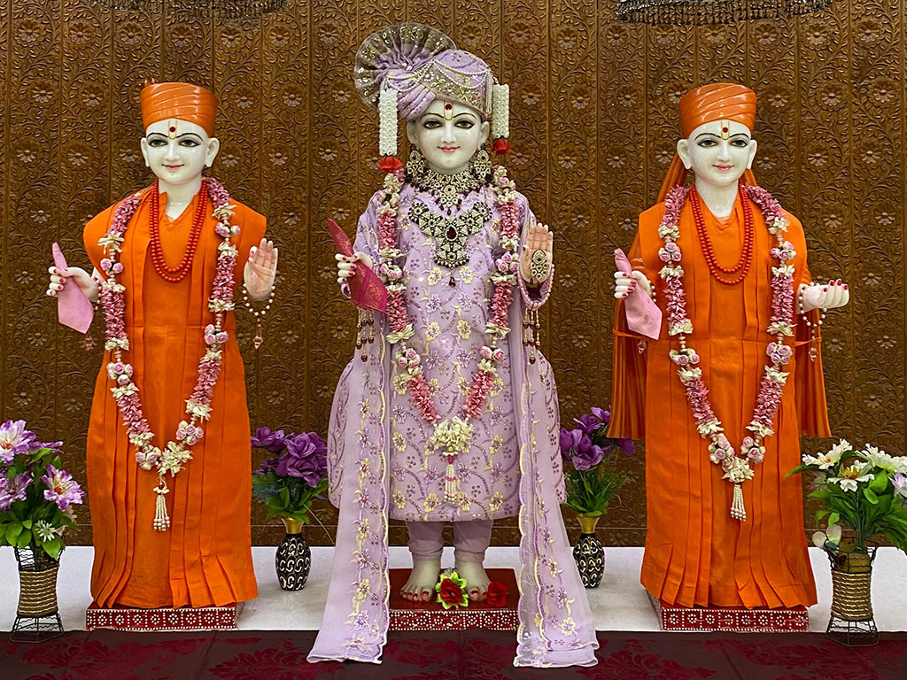 In Centre, Poorna Purushottam Shree Sahajanand Swami Maharaj, On Left Anadi Mul Akshar Murti Shree Gunatitanand Swami and On Right Anadi Mahamukta Shree Gopalanand Swami