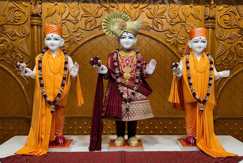 In Centre, Poorna Purushottam Shree Sahajanand Swami Maharaj, On Left Anadi Mul Akshar Murti Shree Gunatitanand Swami and On Right Anadi Mahamukta Shree Gopalanand Swami