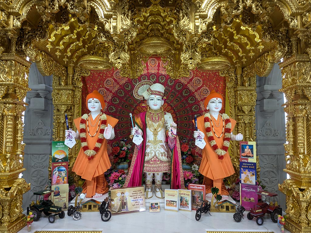 In Centre, Poorna Purushottam Shree Sahajanand Swami Maharaj, On Left Anadi Mul Akshar Murti Shree Gunatitanand Swami and On Right Anadi Mahamukta Shree Gopalanand Swami