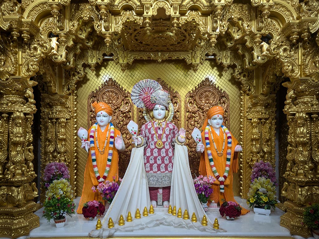 In Centre, Poorna Purushottam Shree Sahajanand Swami Maharaj, On Left Anadi Mul Akshar Murti Shree Gunatitanand Swami and On Right Anadi Mahamukta Shree Gopalanand Swami - Ground Floor