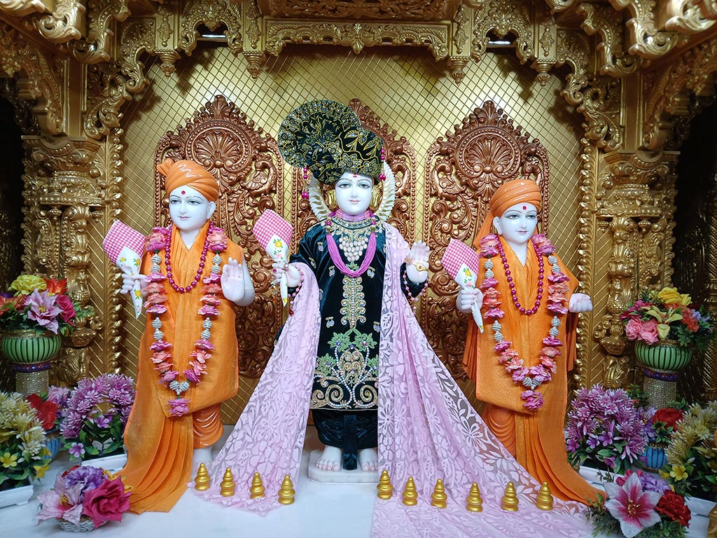 In Centre, Poorna Purushottam Shree Sahajanand Swami Maharaj, On Left Anadi Mul Akshar Murti Shree Gunatitanand Swami and On Right Anadi Mahamukta Shree Gopalanand Swami - Ground Floor