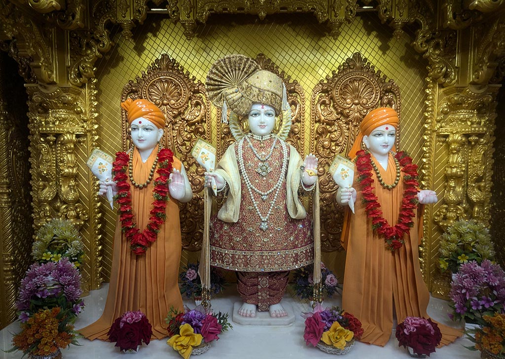 In Centre, Poorna Purushottam Shree Sahajanand Swami Maharaj, On Left Anadi Mul Akshar Murti Shree Gunatitanand Swami and On Right Anadi Mahamukta Shree Gopalanand Swami - Ground Floor