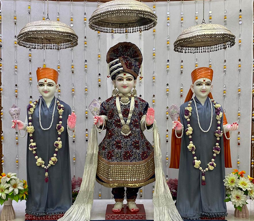In Centre, Poorna Purushottam Shree Sahajanand Swami Maharaj, On Left Anadi Mul Akshar Murti Shree Gunatitanand Swami and On Right Anadi Mahamukta Shree Gopalanand Swami