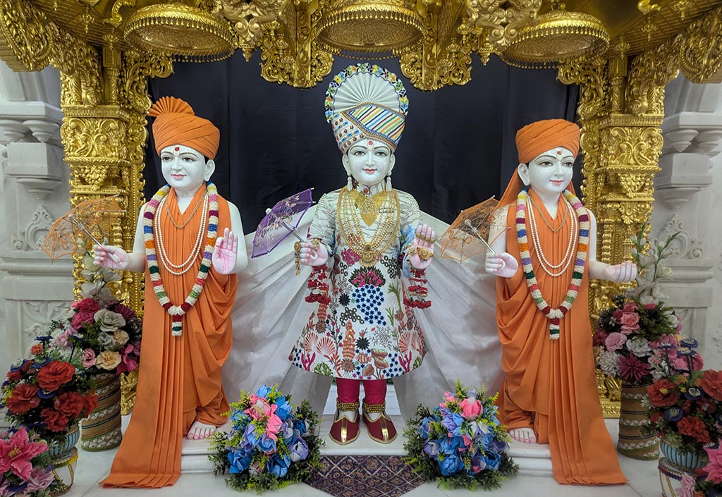 In Centre, Poorna Purushottam Shree Sahajanand Swami Maharaj, On Left Anadi Mul Akshar Murti Shree Gunatitanand Swami and On Right Anadi Mahamukta Shree Gopalanand Swami