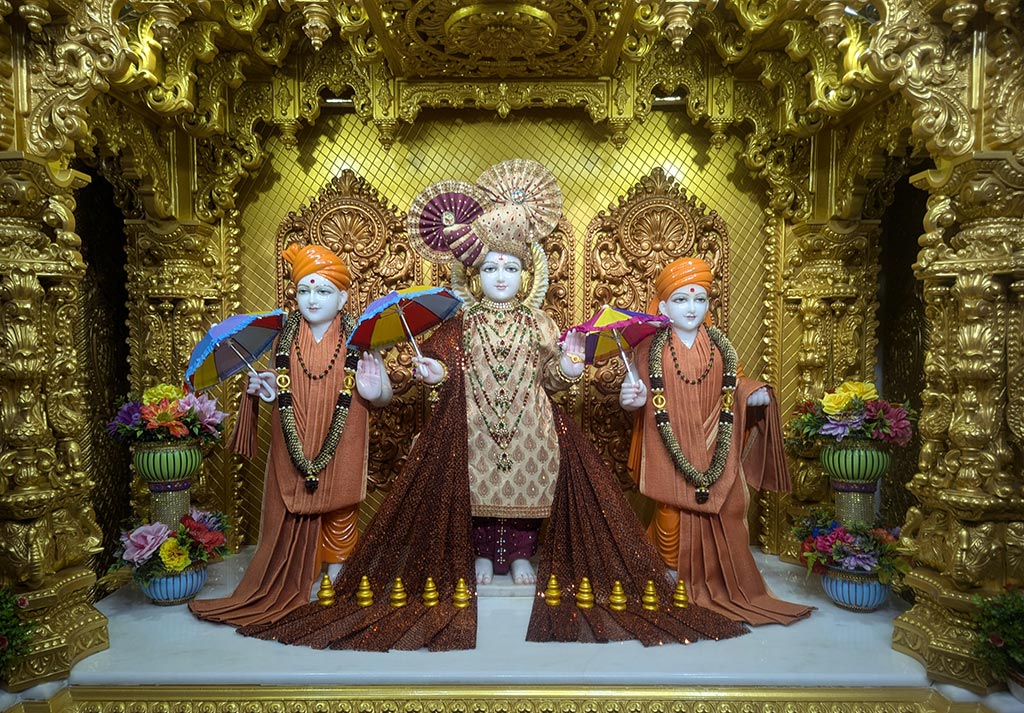 In Centre, Poorna Purushottam Shree Sahajanand Swami Maharaj, On Left Anadi Mul Akshar Murti Shree Gunatitanand Swami and On Right Anadi Mahamukta Shree Gopalanand Swami - Ground Floor