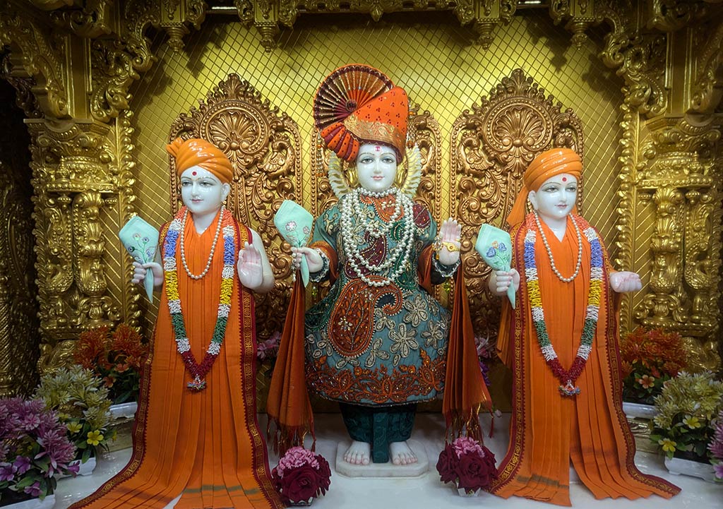 In Centre, Poorna Purushottam Shree Sahajanand Swami Maharaj, On Left Anadi Mul Akshar Murti Shree Gunatitanand Swami and On Right Anadi Mahamukta Shree Gopalanand Swami - Ground Floor