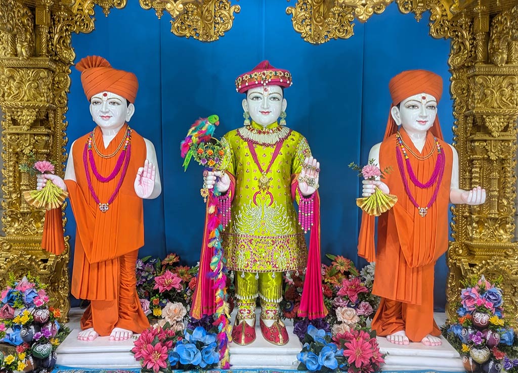 In Centre, Poorna Purushottam Shree Sahajanand Swami Maharaj, On Left Anadi Mul Akshar Murti Shree Gunatitanand Swami and On Right Anadi Mahamukta Shree Gopalanand Swami