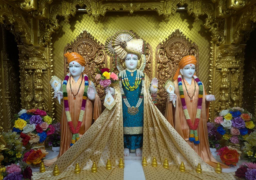 In Centre, Poorna Purushottam Shree Sahajanand Swami Maharaj, On Left Anadi Mul Akshar Murti Shree Gunatitanand Swami and On Right Anadi Mahamukta Shree Gopalanand Swami - Ground Floor