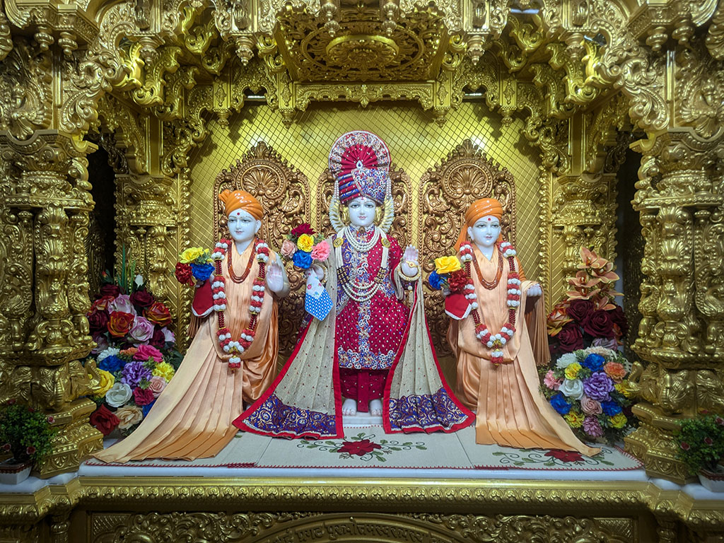 In Centre, Poorna Purushottam Shree Sahajanand Swami Maharaj, On Left Anadi Mul Akshar Murti Shree Gunatitanand Swami and On Right Anadi Mahamukta Shree Gopalanand Swami - Ground Floor