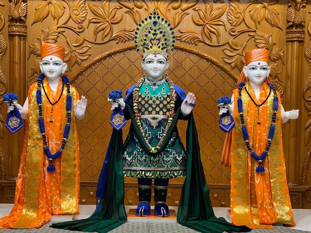 In Centre, Poorna Purushottam Shree Sahajanand Swami Maharaj, On Left Anadi Mul Akshar Murti Shree Gunatitanand Swami and On Right Anadi Mahamukta Shree Gopalanand Swami