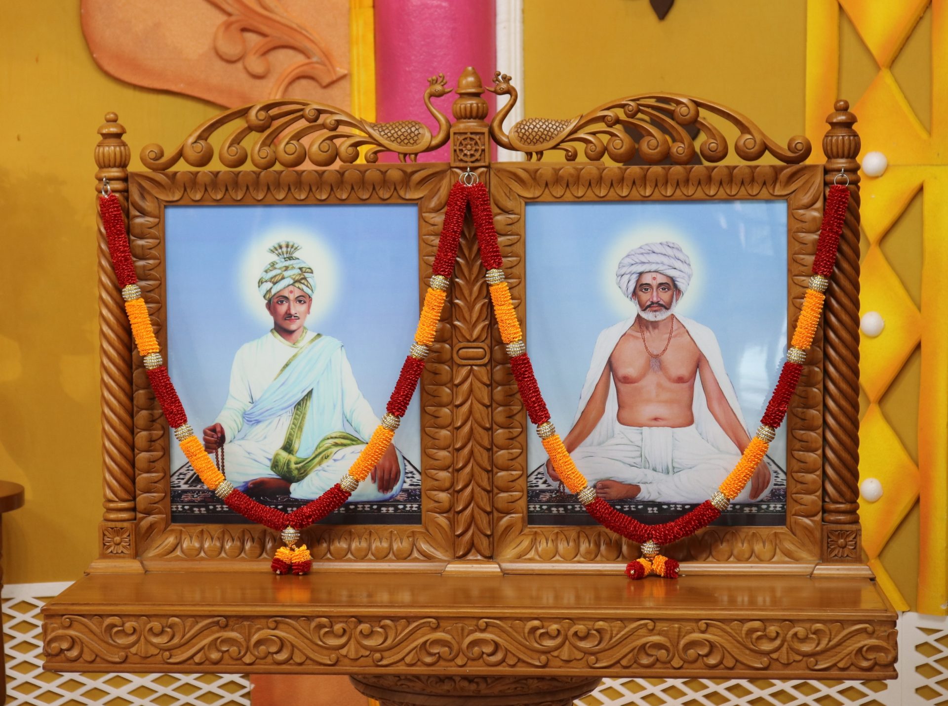 On Left, Brahmaswarup Bhagatji Maharaj and On Right Brahmaswarup Jaga Swami