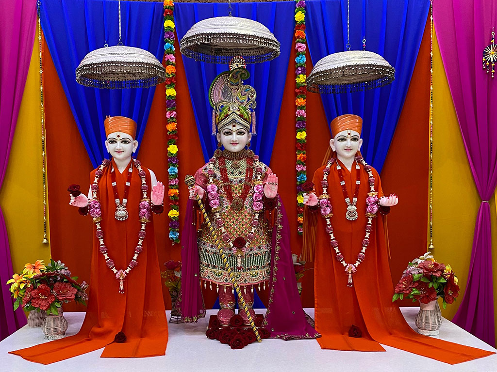 In Centre, Poorna Purushottam Shree Sahajanand Swami Maharaj, On Left Anadi Mul Akshar Murti Shree Gunatitanand Swami and On Right Anadi Mahamukta Shree Gopalanand Swami