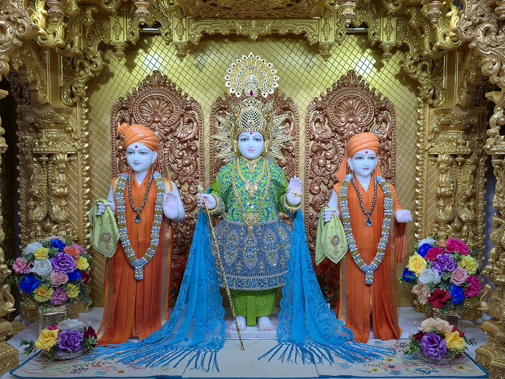 In Centre, Poorna Purushottam Shree Sahajanand Swami Maharaj, On Left Anadi Mul Akshar Murti Shree Gunatitanand Swami and On Right Anadi Mahamukta Shree Gopalanand Swami - Ground Floor