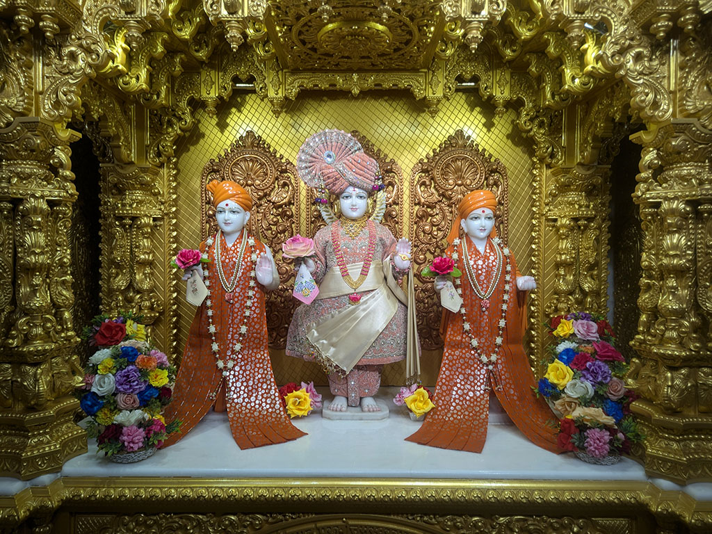 In Centre, Poorna Purushottam Shree Sahajanand Swami Maharaj, On Left Anadi Mul Akshar Murti Shree Gunatitanand Swami and On Right Anadi Mahamukta Shree Gopalanand Swami - Ground Floor