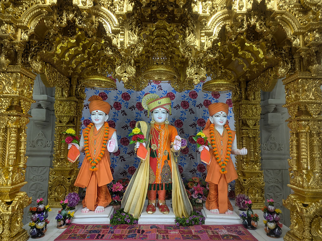 In Centre, Poorna Purushottam Shree Sahajanand Swami Maharaj, On Left Anadi Mul Akshar Murti Shree Gunatitanand Swami and On Right Anadi Mahamukta Shree Gopalanand Swami