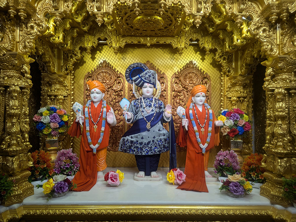 In Centre, Poorna Purushottam Shree Sahajanand Swami Maharaj, On Left Anadi Mul Akshar Murti Shree Gunatitanand Swami and On Right Anadi Mahamukta Shree Gopalanand Swami - Ground Floor