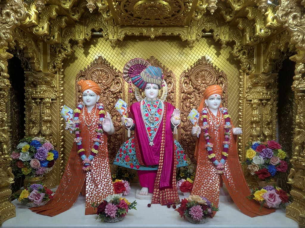 In Centre, Poorna Purushottam Shree Sahajanand Swami Maharaj, On Left Anadi Mul Akshar Murti Shree Gunatitanand Swami and On Right Anadi Mahamukta Shree Gopalanand Swami - Ground Floor