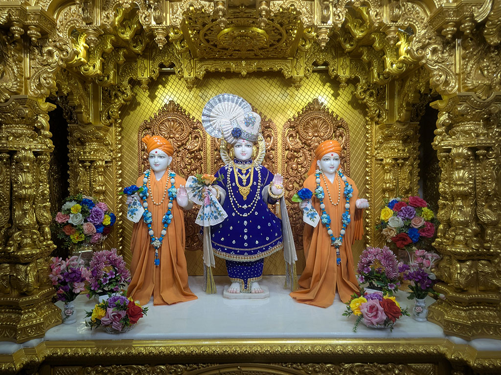 In Centre, Poorna Purushottam Shree Sahajanand Swami Maharaj, On Left Anadi Mul Akshar Murti Shree Gunatitanand Swami and On Right Anadi Mahamukta Shree Gopalanand Swami - Ground Floor