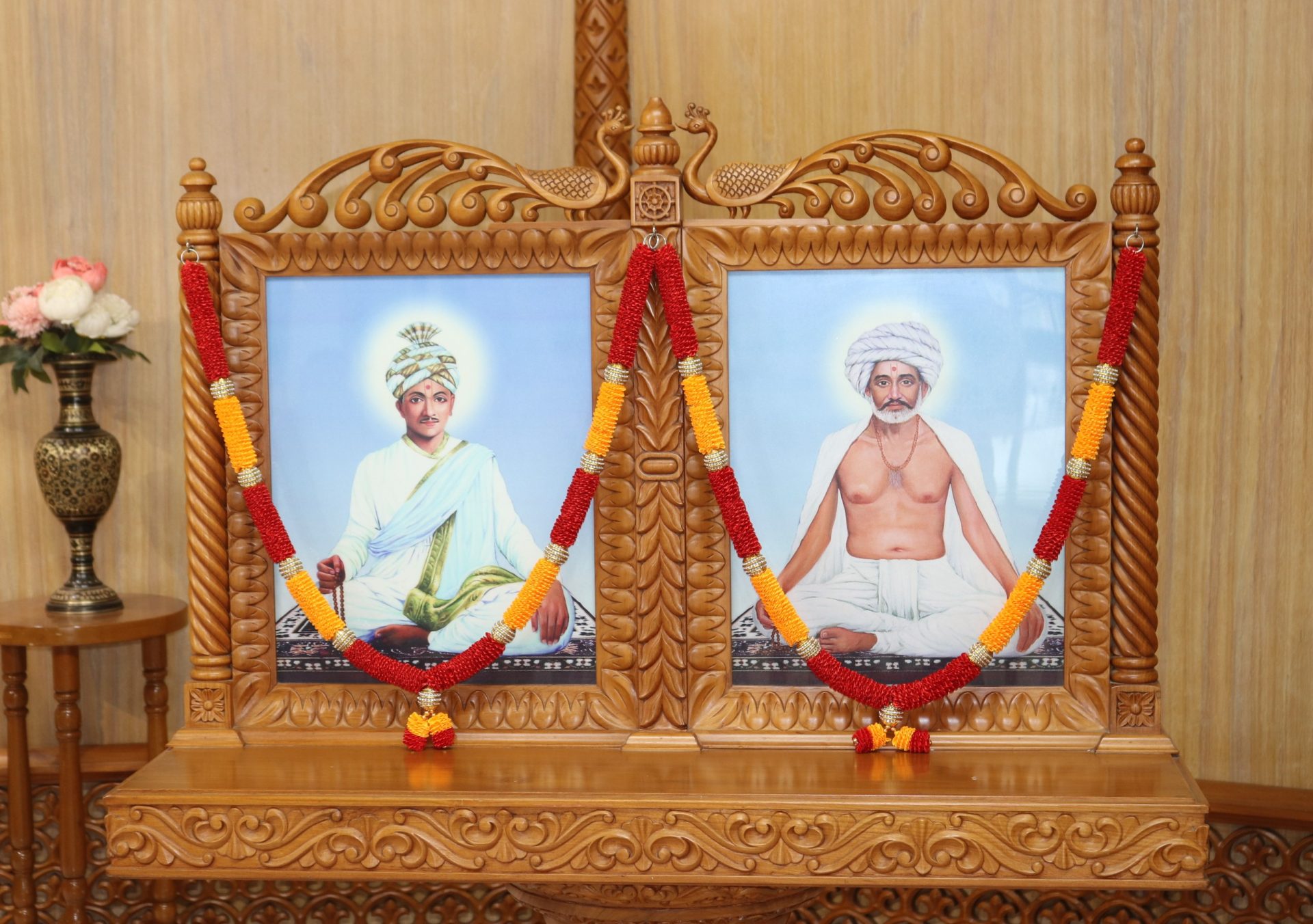 On Left, Brahmaswarup Bhagatji Maharaj and On Right Brahmaswarup Jaga Swami