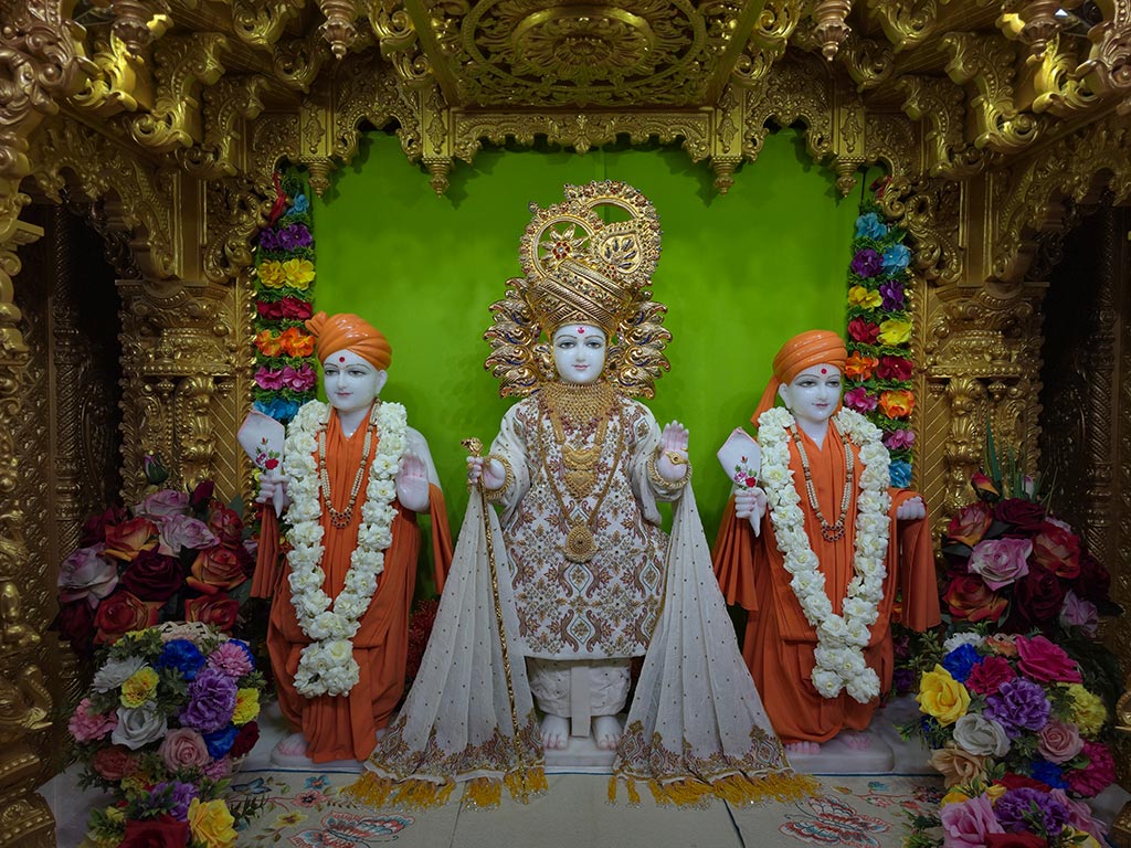 In Centre, Poorna Purushottam Shree Sahajanand Swami Maharaj, On Left Anadi Mul Akshar Murti Shree Gunatitanand Swami and On Right Anadi Mahamukta Shree Gopalanand Swami - Ground Floor