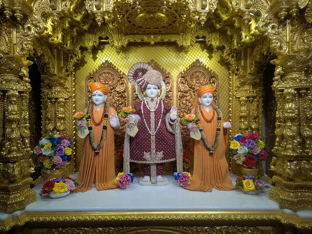 In Centre, Poorna Purushottam Shree Sahajanand Swami Maharaj, On Left Anadi Mul Akshar Murti Shree Gunatitanand Swami and On Right Anadi Mahamukta Shree Gopalanand Swami - Ground Floor