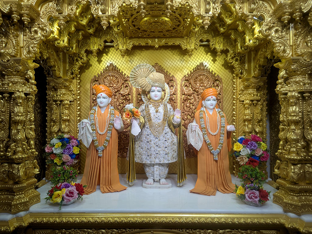 In Centre, Poorna Purushottam Shree Sahajanand Swami Maharaj, On Left Anadi Mul Akshar Murti Shree Gunatitanand Swami and On Right Anadi Mahamukta Shree Gopalanand Swami - Ground Floor