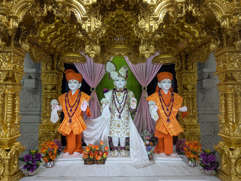 In Centre, Poorna Purushottam Shree Sahajanand Swami Maharaj, On Left Anadi Mul Akshar Murti Shree Gunatitanand Swami and On Right Anadi Mahamukta Shree Gopalanand Swami