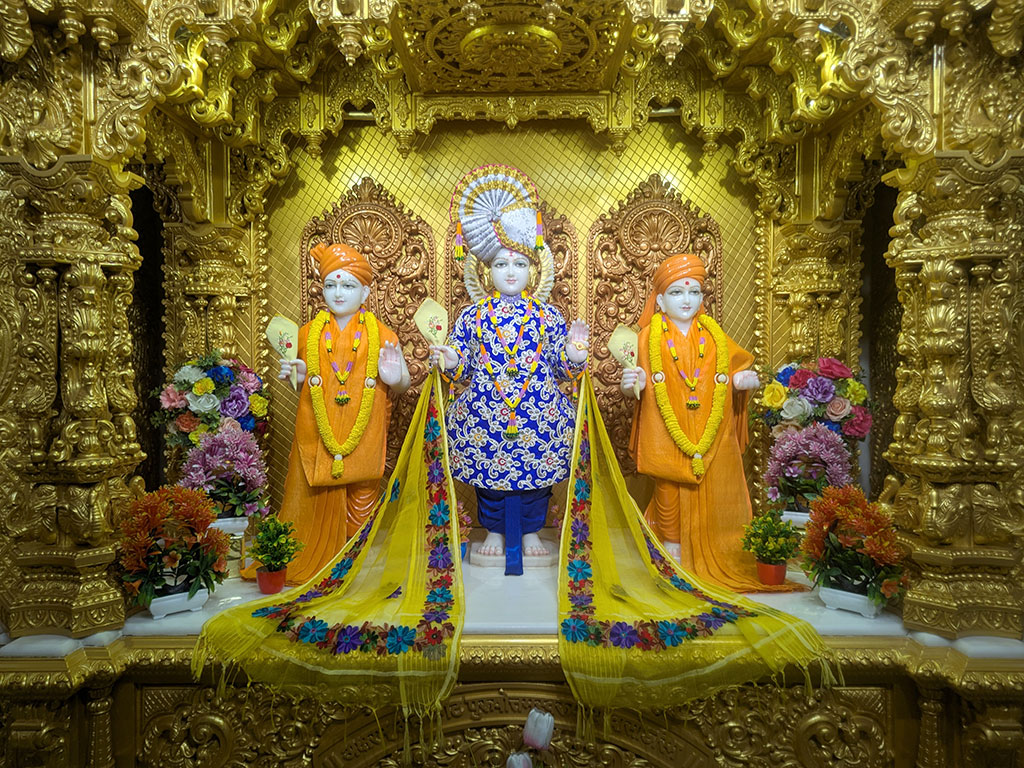 In Centre, Poorna Purushottam Shree Sahajanand Swami Maharaj, On Left Anadi Mul Akshar Murti Shree Gunatitanand Swami and On Right Anadi Mahamukta Shree Gopalanand Swami - Ground Floor