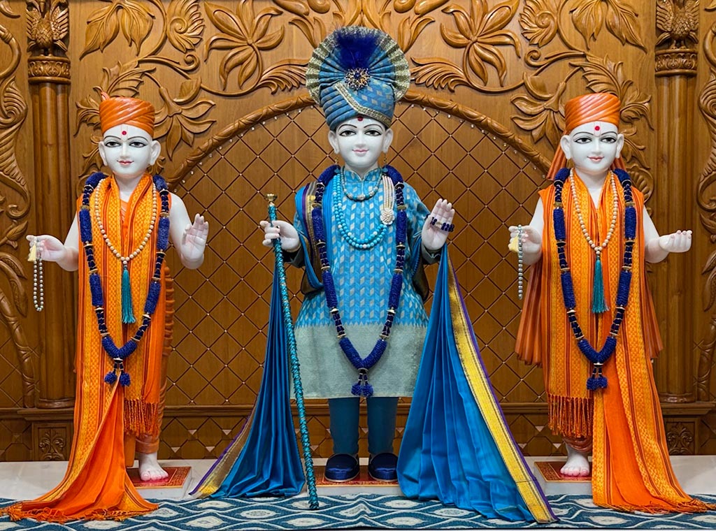 In Centre, Poorna Purushottam Shree Sahajanand Swami Maharaj, On Left Anadi Mul Akshar Murti Shree Gunatitanand Swami and On Right Anadi Mahamukta Shree Gopalanand Swami