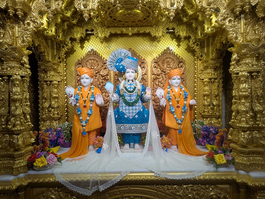 In Centre, Poorna Purushottam Shree Sahajanand Swami Maharaj, On Left Anadi Mul Akshar Murti Shree Gunatitanand Swami and On Right Anadi Mahamukta Shree Gopalanand Swami - Ground Floor