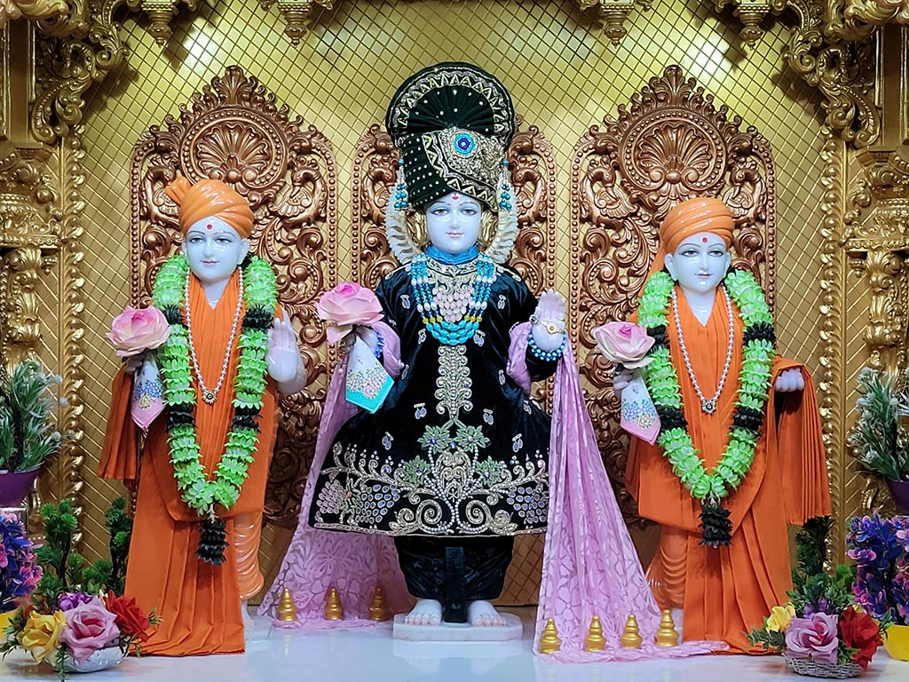 In Centre, Poorna Purushottam Shree Sahajanand Swami Maharaj, On Left Anadi Mul Akshar Murti Shree Gunatitanand Swami and On Right Anadi Mahamukta Shree Gopalanand Swami - Ground Floor