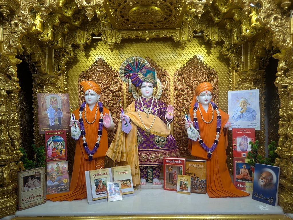 In Centre, Poorna Purushottam Shree Sahajanand Swami Maharaj, On Left Anadi Mul Akshar Murti Shree Gunatitanand Swami and On Right Anadi Mahamukta Shree Gopalanand Swami - Ground Floor