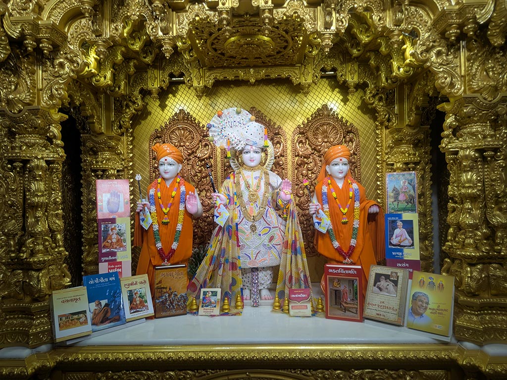 In Centre, Poorna Purushottam Shree Sahajanand Swami Maharaj, On Left Anadi Mul Akshar Murti Shree Gunatitanand Swami and On Right Anadi Mahamukta Shree Gopalanand Swami - Ground Floor
