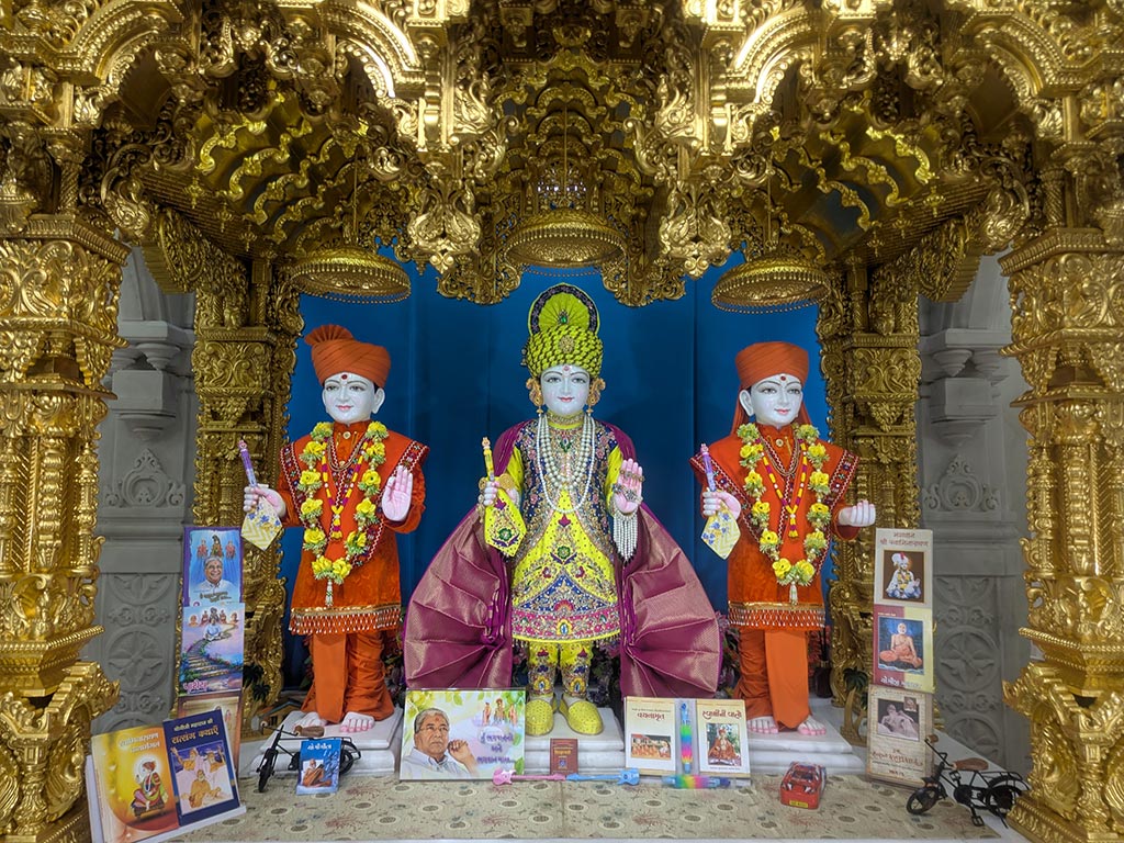 In Centre, Poorna Purushottam Shree Sahajanand Swami Maharaj, On Left Anadi Mul Akshar Murti Shree Gunatitanand Swami and On Right Anadi Mahamukta Shree Gopalanand Swami