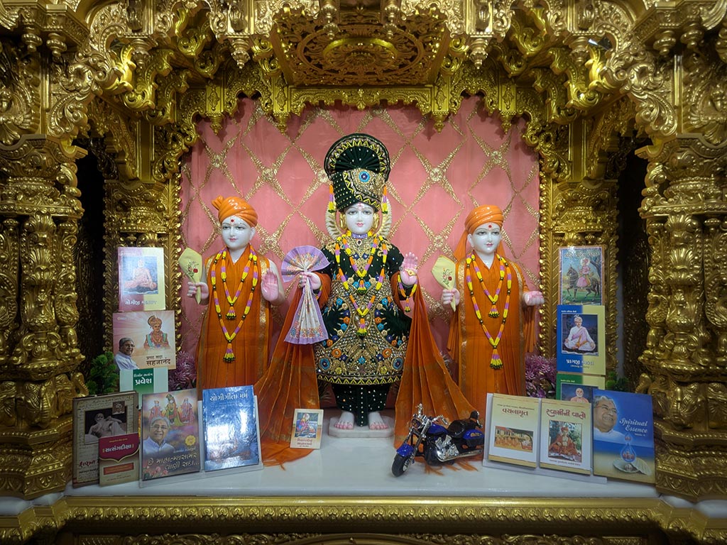 In Centre, Poorna Purushottam Shree Sahajanand Swami Maharaj, On Left Anadi Mul Akshar Murti Shree Gunatitanand Swami and On Right Anadi Mahamukta Shree Gopalanand Swami - Ground Floor