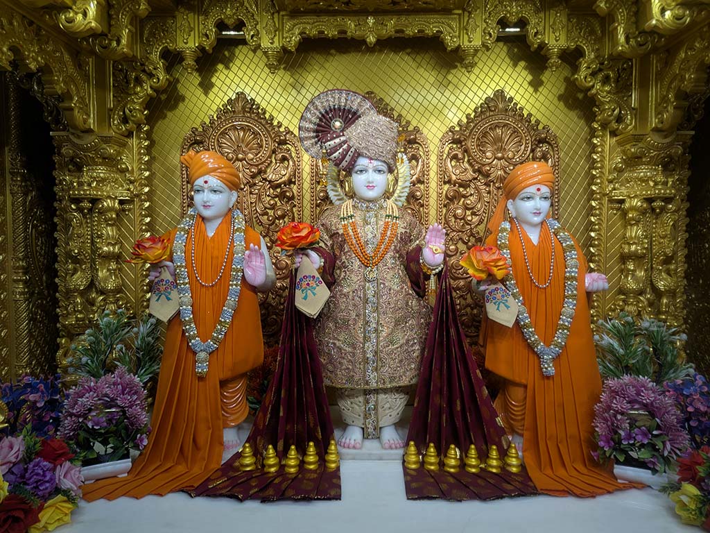 In Centre, Poorna Purushottam Shree Sahajanand Swami Maharaj, On Left Anadi Mul Akshar Murti Shree Gunatitanand Swami and On Right Anadi Mahamukta Shree Gopalanand Swami - Ground Floor