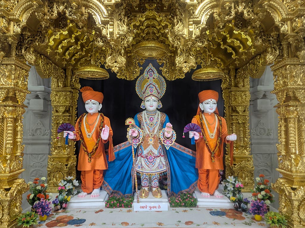 In Centre, Poorna Purushottam Shree Sahajanand Swami Maharaj, On Left Anadi Mul Akshar Murti Shree Gunatitanand Swami and On Right Anadi Mahamukta Shree Gopalanand Swami
