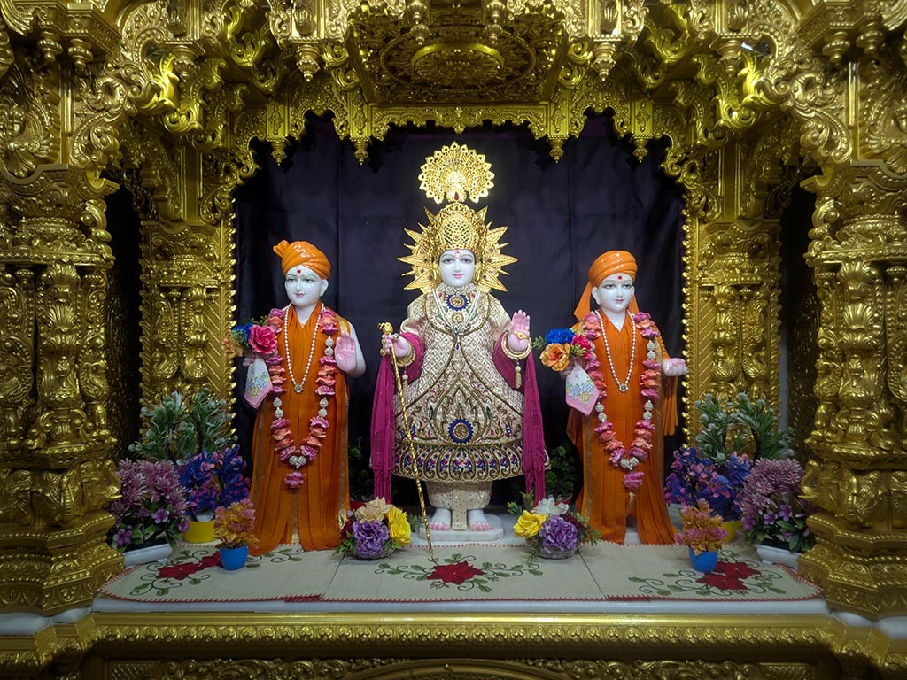 In Centre, Poorna Purushottam Shree Sahajanand Swami Maharaj, On Left Anadi Mul Akshar Murti Shree Gunatitanand Swami and On Right Anadi Mahamukta Shree Gopalanand Swami - Ground Floor