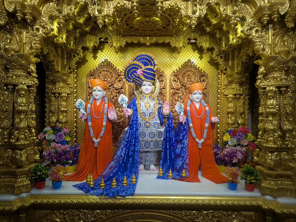 In Centre, Poorna Purushottam Shree Sahajanand Swami Maharaj, On Left Anadi Mul Akshar Murti Shree Gunatitanand Swami and On Right Anadi Mahamukta Shree Gopalanand Swami - Ground Floor