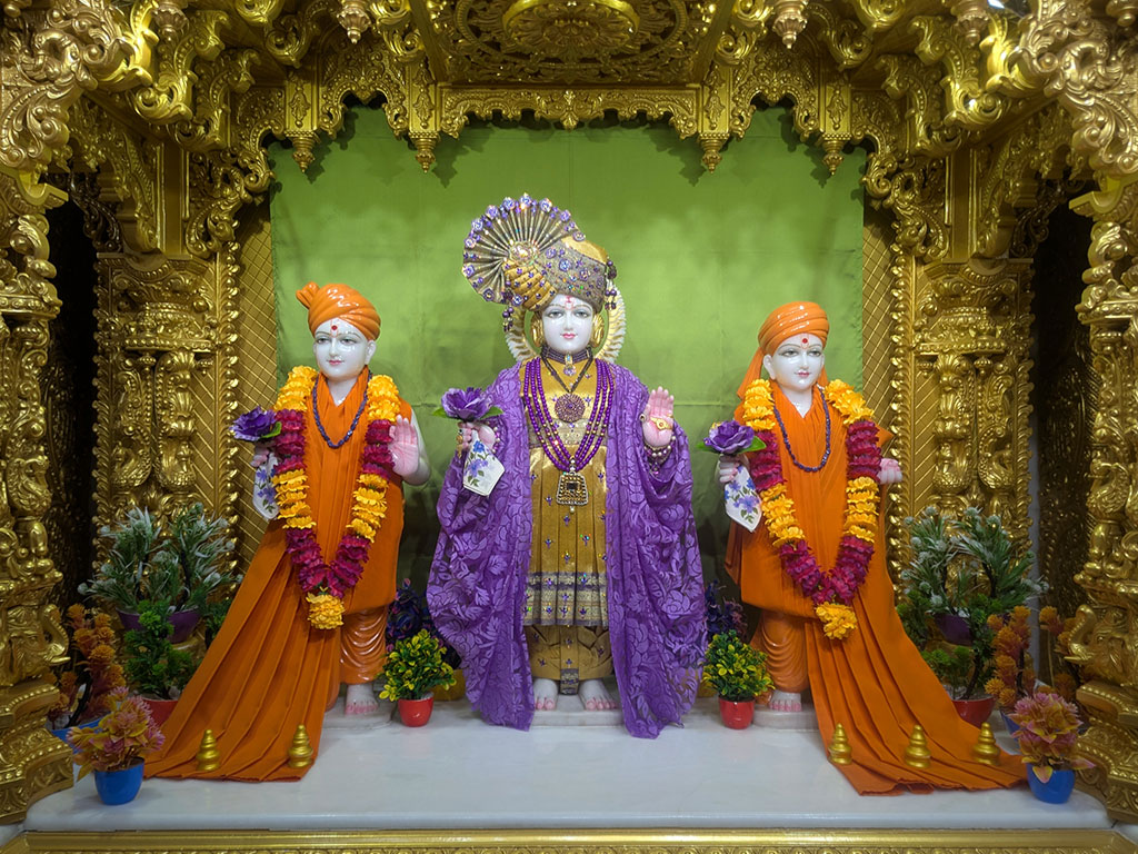 In Centre, Poorna Purushottam Shree Sahajanand Swami Maharaj, On Left Anadi Mul Akshar Murti Shree Gunatitanand Swami and On Right Anadi Mahamukta Shree Gopalanand Swami - Ground Floor
