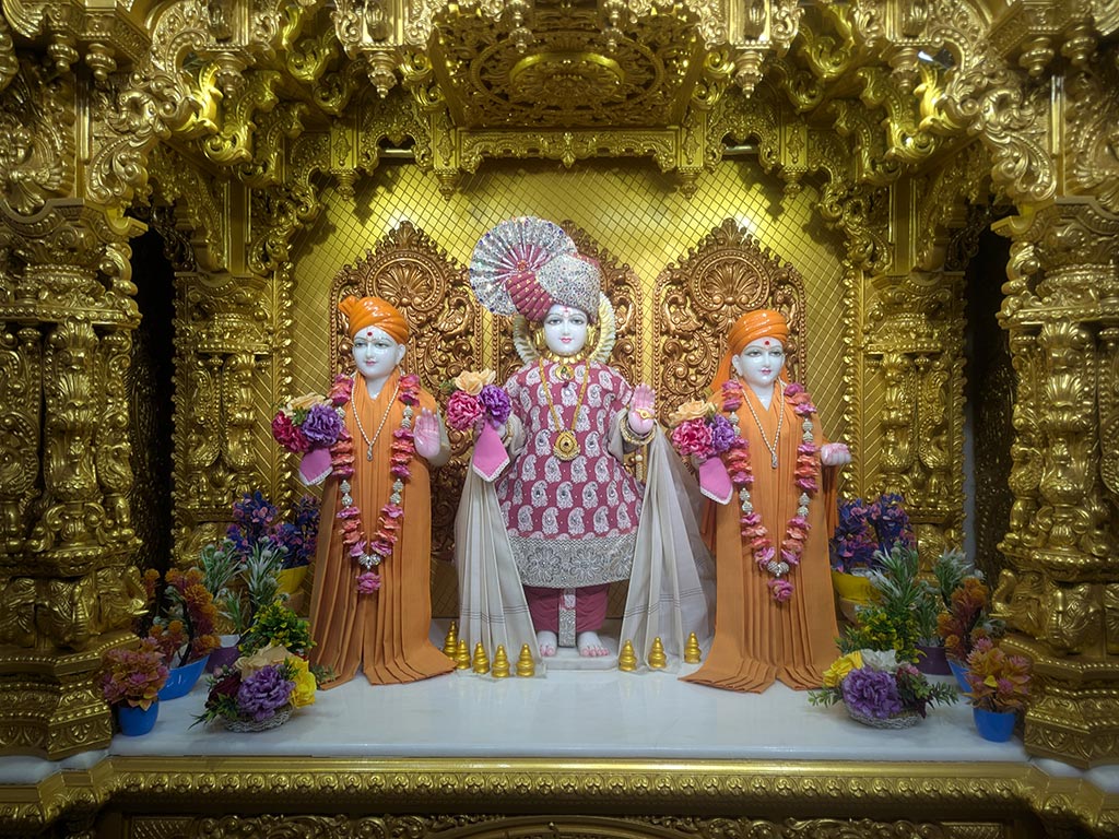In Centre, Poorna Purushottam Shree Sahajanand Swami Maharaj, On Left Anadi Mul Akshar Murti Shree Gunatitanand Swami and On Right Anadi Mahamukta Shree Gopalanand Swami - Ground Floor