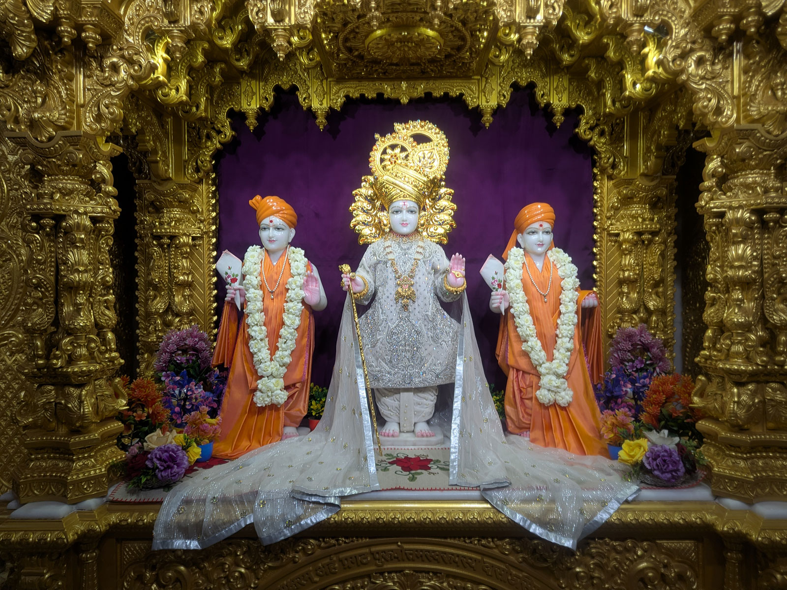 In Centre, Poorna Purushottam Shree Sahajanand Swami Maharaj, On Left Anadi Mul Akshar Murti Shree Gunatitanand Swami and On Right Anadi Mahamukta Shree Gopalanand Swami - Ground Floor