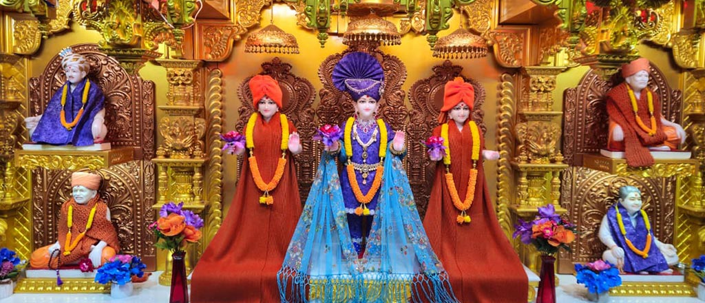 In Centre, Poorna Purushottam Shree Sahajanand Swami Maharaj, On Left Anadi Mul Akshar Murti Shree Gunatitanand Swami and On Right Anadi Mahamukta Shree Gopalanand Swami