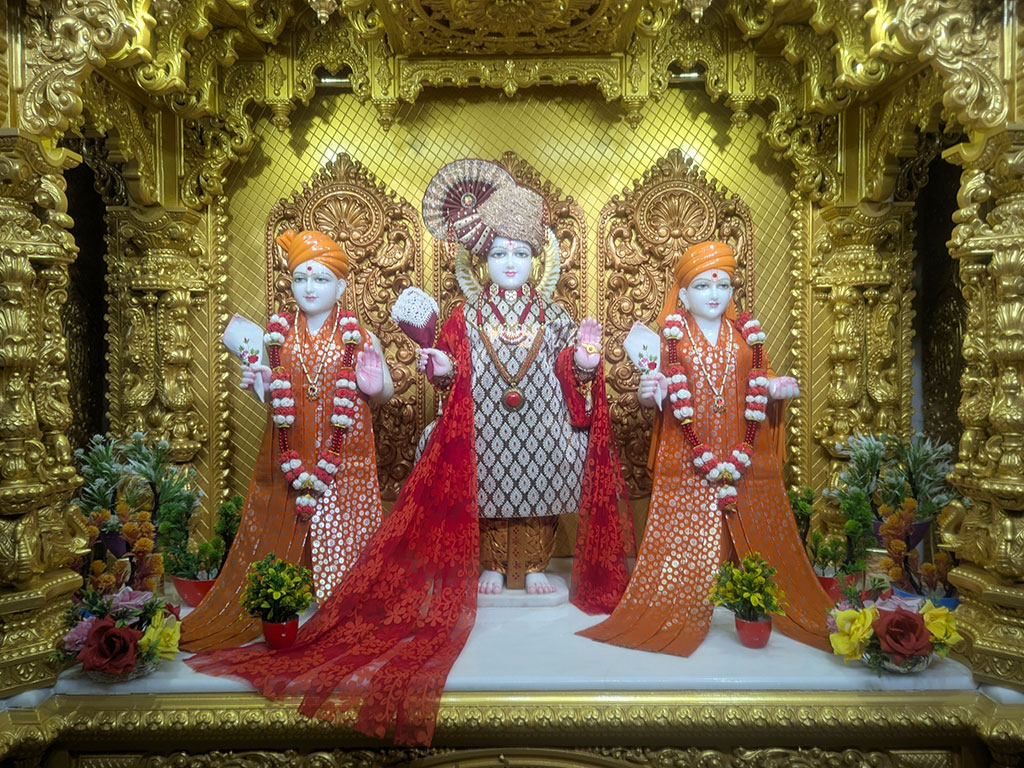 In Centre, Poorna Purushottam Shree Sahajanand Swami Maharaj, On Left Anadi Mul Akshar Murti Shree Gunatitanand Swami and On Right Anadi Mahamukta Shree Gopalanand Swami - Ground Floor