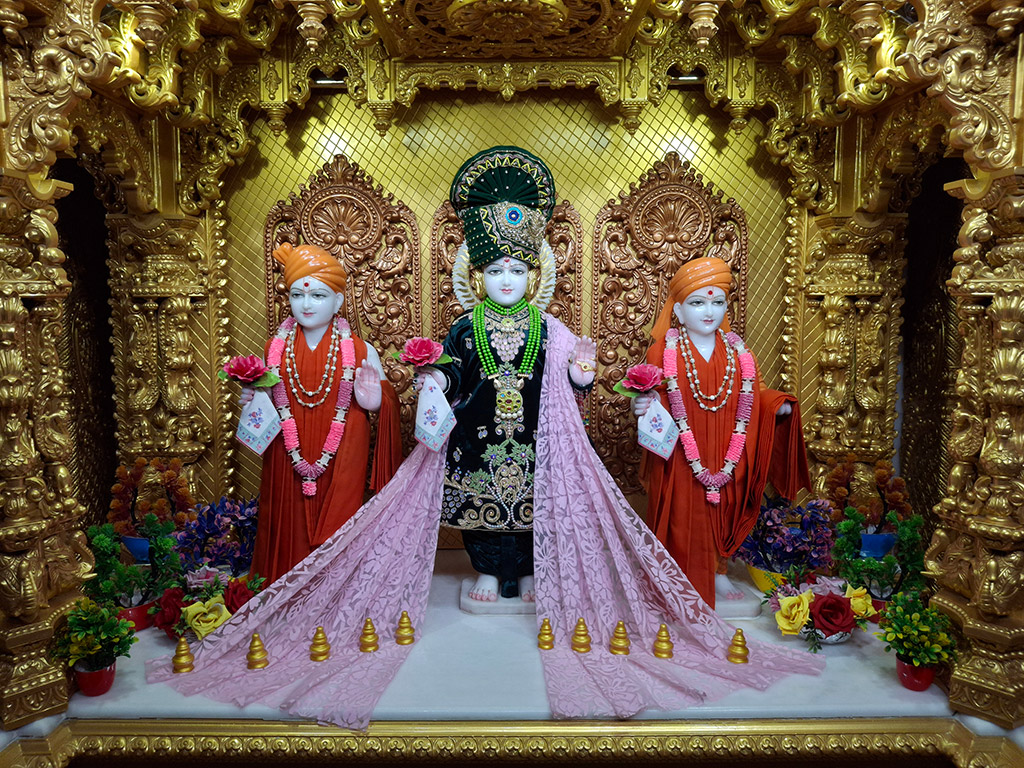 In Centre, Poorna Purushottam Shree Sahajanand Swami Maharaj, On Left Anadi Mul Akshar Murti Shree Gunatitanand Swami and On Right Anadi Mahamukta Shree Gopalanand Swami - Ground Floor