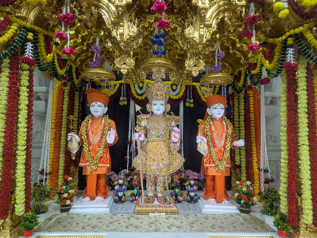 In Centre, Poorna Purushottam Shree Sahajanand Swami Maharaj, On Left Anadi Mul Akshar Murti Shree Gunatitanand Swami and On Right Anadi Mahamukta Shree Gopalanand Swami