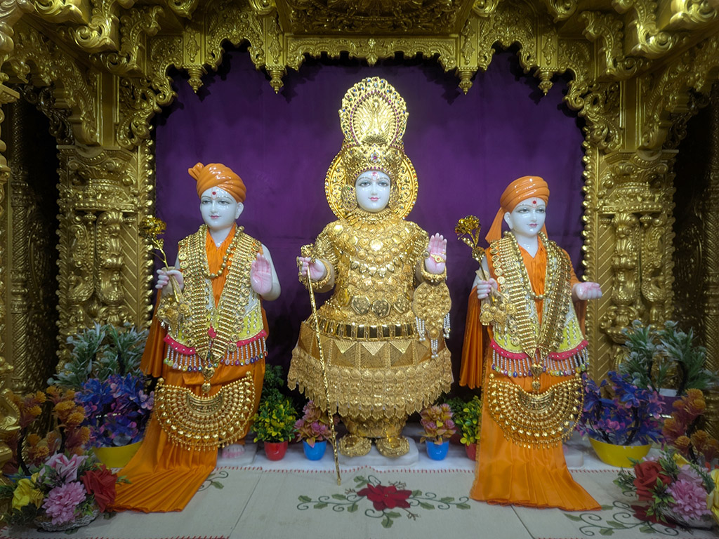 In Centre, Poorna Purushottam Shree Sahajanand Swami Maharaj, On Left Anadi Mul Akshar Murti Shree Gunatitanand Swami and On Right Anadi Mahamukta Shree Gopalanand Swami - Ground Floor