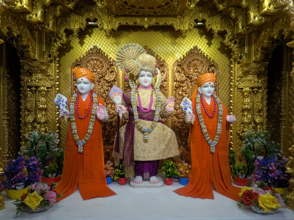 In Centre, Poorna Purushottam Shree Sahajanand Swami Maharaj, On Left Anadi Mul Akshar Murti Shree Gunatitanand Swami and On Right Anadi Mahamukta Shree Gopalanand Swami - Ground Floor