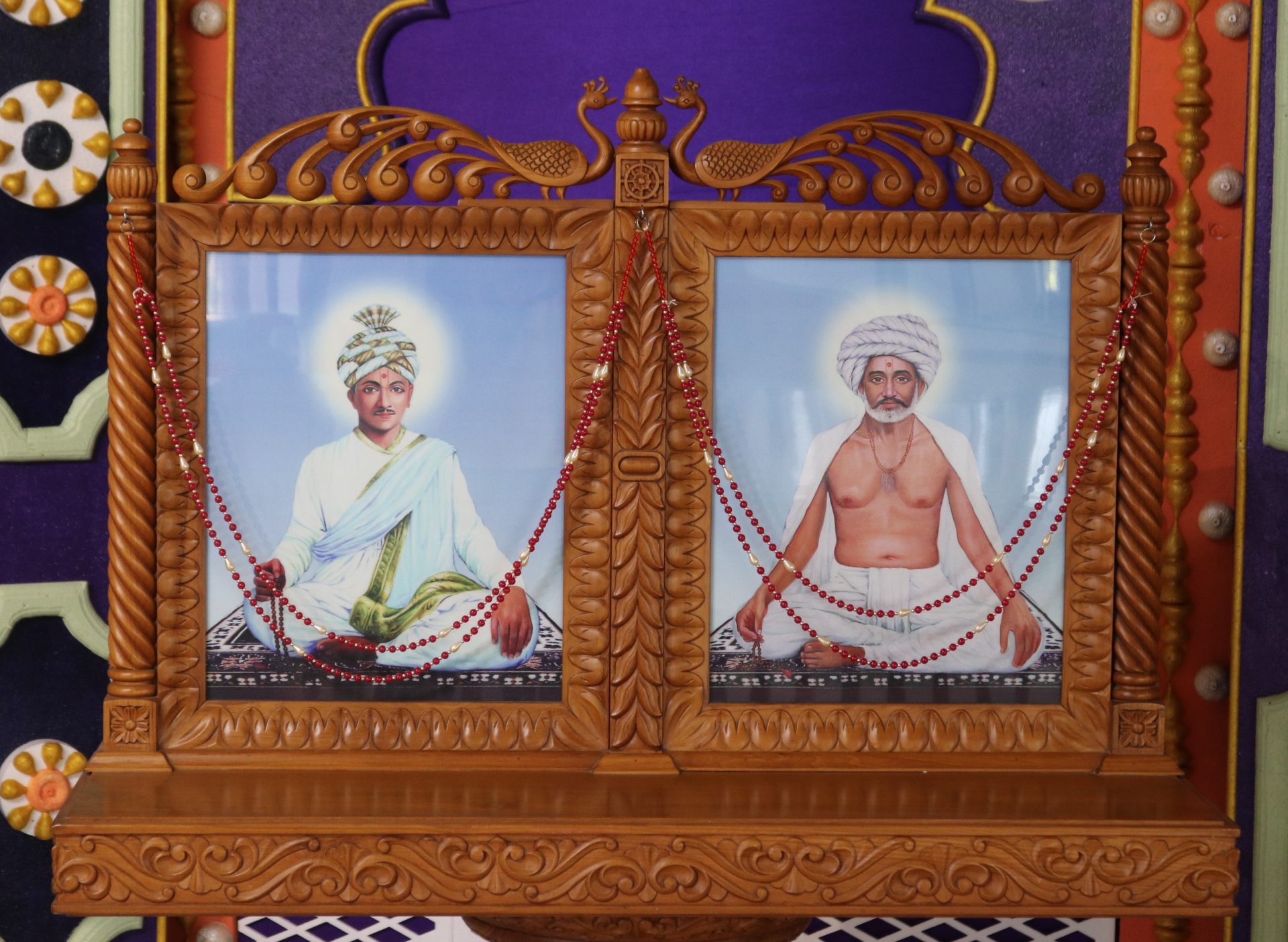 On Left, Brahmaswarup Bhagatji Maharaj and On Right Brahmaswarup Jaga Swami