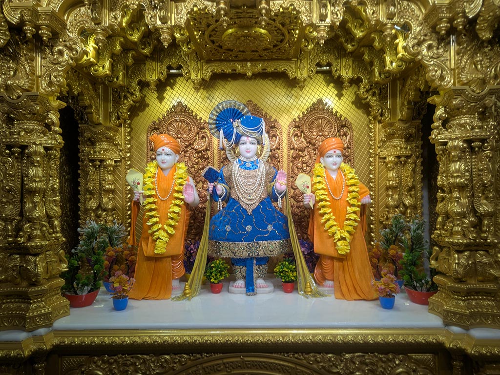 In Centre, Poorna Purushottam Shree Sahajanand Swami Maharaj, On Left Anadi Mul Akshar Murti Shree Gunatitanand Swami and On Right Anadi Mahamukta Shree Gopalanand Swami - Ground Floor